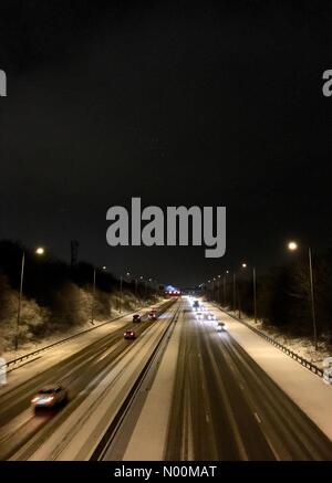 Regno Unito - previsioni del tempo - 17 Marzo 2018 Morley, Leeds. Nevicata ha causato condizioni di marcia difficili sulla autostrada M62 vicino Morley vicino a Leeds. Foto Stock