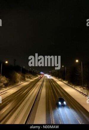 Regno Unito - previsioni del tempo - 17 Marzo 2018 Morley, Leeds. Nevicata ha causato condizioni di marcia difficili sulla autostrada M62 vicino Morley vicino a Leeds. Foto Stock
