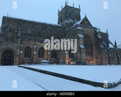 Regno Unito: Meteo Sherborne, Dorset. La neve cade sull'Abbazia nella storica città mercato come i cosiddetti mini Bestia da est porta un altro gelido esplosione a sud ovest. Foto Stock