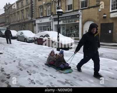 Regno Unito: Meteo Sherborne, Dorset. Slittino giù a buon mercato street nella storica città mercato di Sherborne come i cosiddetti mini Bestia da est porta un altro gelido esplosione a sud ovest. Foto Stock