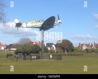 Lytham Saint Annes, Regno Unito. Xix Mar, 2018. Assenza di neve qui! Lytham St Anne's replica Spitfire si crogiola nel luminoso ma terribilmente freddo sole primaverile. Credito: Roger Goodwin/StockimoNews/Alamy Live News Foto Stock