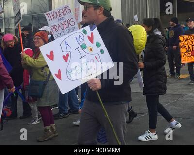 Seattle, Washington, Stati Uniti d'America. 24 Mar, 2018. La gente che camminava tenendo protesta poster sulla strada di Seattle durante la pistola anti marzo su 24 Marzo 2018 Credit: Katya Palladina/StockimoNews/Alamy Live News Foto Stock