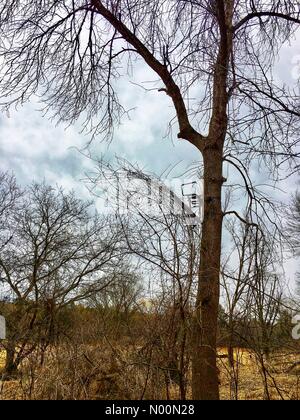 Giorno nuvoloso, waukesha, WI, STATI UNITI D'AMERICA del 2 aprile 2018, nonostante le nuvole il tempo era abbastanza caldo per una passeggiata nella natura, dove i resti di inverno e segni di primavera erano evidenti, DianaJ/StockimoNews/Alamy Foto Stock