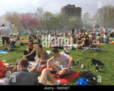 Londra, Regno Unito. Xxi Aprile, 2018. 21 aprile 2018 Londra REGNO UNITO le persone che si godono la calda giornata di aprile a Londra i campi nella zona est di Londra Credito: Emin Ozkan/StockimoNews/Alamy Live News Foto Stock