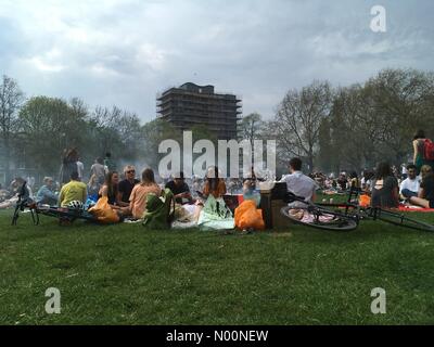 Londra, Regno Unito. Xxi Aprile, 2018. 21 aprile 2018 Londra persone aventi barbecue a Londra i campi in un bello e caldo aprile giornata: Credito Emin Ozkan/StockimoNews/Alamy Live News Foto Stock