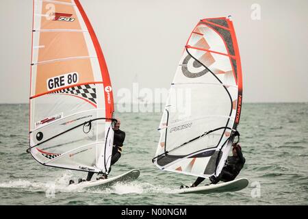 Regno Unito: Meteo ventoso a Hayling. Beachlands, Hayling Island. Il 24 aprile 2018. Caldo e ventoso lungo la costa meridionale di questo pomeriggio. Windsurfers divertendosi off Hayling Island in Hants. Credito: jamesjagger/StockimoNews/Alamy Live News Foto Stock