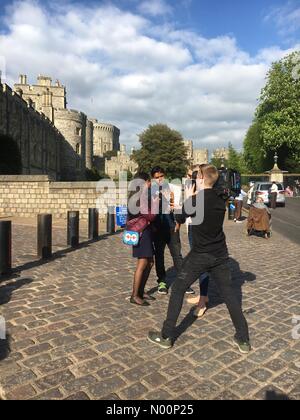 Windsor, Regno Unito. Il 4 maggio, 2018. Royal Wedding preparativi costruire in Windsor. La televisione irlandese intervistando Meghan Markle tifosi fuori del Castello di Windsor Credito: clarebarneswindsor/StockimoNews/Alamy Live News Foto Stock