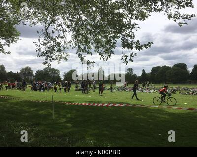 Londra, Regno Unito. 11 maggio 2018 Hackney Downs Park, Bambini manifestazione ciclistica in east London park Credit: Emin Ozkan/StockimoNews/Alamy Live News Foto Stock