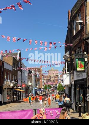 Windsor, Regno Unito. Il 15 maggio 2018. Windsor con bunting, pronto per il royal wedding Credito: clarebarneswindsor/StockimoNews/Alamy Live News Foto Stock