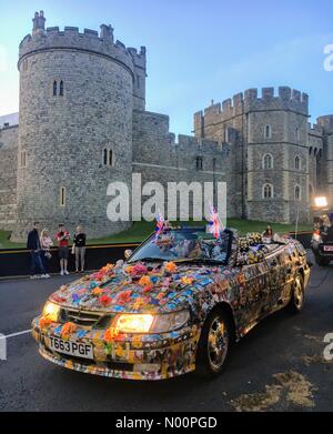 Windsor, Regno Unito. Il 15 maggio 2018. Decorate auto al di fuori del Castello di Windsor prima della Royal Wedding Credito: clarebarneswindsor/StockimoNews/Alamy Live News Foto Stock