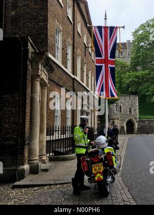 Windsor, Regno Unito. 16 Maggio, 2018. Motociclo funzionario di polizia al di fuori del Castello di Windsor davanti al Royal Wedding Credito: clarebarneswindsor/StockimoNews/Alamy Live News Foto Stock