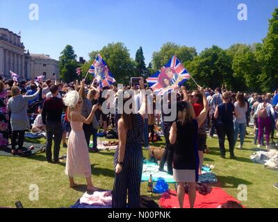 Londra, Regno Unito. Il 19 maggio 2018. La folla acclamava a vivere lo screening di Harry & Meghan's Royal Wedding in Greenwich Londra Inghilterra Credito: cattyy/StockimoNews/Alamy Live News Foto Stock