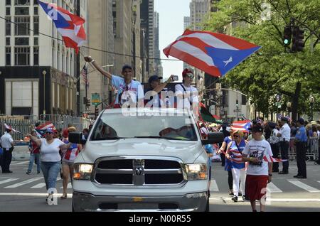 New York, Stati Uniti d'America. Il 9 giugno 2018. Gli spettatori lungo la Quinta Avenue in New York City durante il 2017 il Puerto Rican Day parade Credito: Ryan Rahman/StockimoNews/Alamy Live News Foto Stock