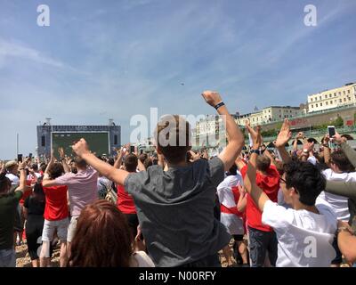 Brighton, Sussex, Regno Unito 24 Giugno 2018 - Ventilatori celebrare l'Inghilterra del secondo gol contro il Panama sulla spiaggia di Brighton Foto Stock