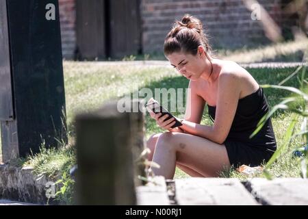 Godalming. 26 GIU, 2018. Regno Unito: Meteo Sole e caldo in Godalming. Modo Woolsack, Godalming. Il 26 giugno 2018. Condizioni di caldo torrido ha continuato attraverso il sud est di oggi. Il sole a Godalming, Surrey. Credito: jamesjagger/StockimoNews/Alamy Live News Foto Stock