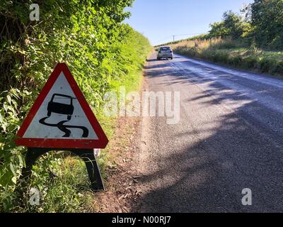 Godalming, Regno Unito. 26 GIU, 2018. Godalming, Regno Unito. Il 26 giugno, 2018. Regno Unito: Meteo strade fusa in Godalming. Tuesley Lane, Godalming. Il 26 giugno 2018. Condizioni di caldo torrido nel sud est di oggi. Strade la fusione in estremo calore a Godalming, Surrey. Credito: jamesjagger/StockimoNews/Alamy Live News Foto Stock