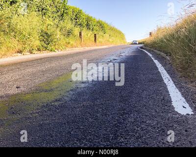 Godalming, Regno Unito. 26 GIU, 2018. Regno Unito: Meteo strade fusa in Godalming. Tuesley Lane, Godalming. Il 26 giugno 2018. Condizioni di caldo torrido nel sud est di oggi. Strade la fusione in estremo calore a Godalming, Surrey. Credito: jamesjagger/StockimoNews/Alamy Live News Foto Stock