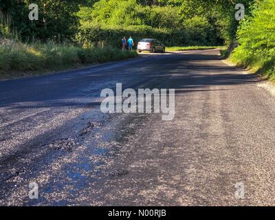 Godalming, Regno Unito. 26 GIU, 2018. Godalming, Regno Unito. Il 26 giugno, 2018. Regno Unito: Meteo strade fusa in Godalming. Tuesley Lane, Godalming. Il 26 giugno 2018. Condizioni di caldo torrido nel sud est di oggi. Strade la fusione in estremo calore a Godalming, Surrey. Credito: jamesjagger/StockimoNews/Alamy Live News Foto Stock