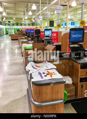 Brookfield, WI, Stati Uniti d'America. 28 GIU, 2018. Toys "R" Us di chiusura, 28 giugno 2018, Brookfield, WI, Toys "R" Us ubicazione Brookfield si chiude con un giorno di anticipo della chiusura obbligatoria di tutti noi posizioni su Venerdì, DianaJ/StockimoNews/Alamy Credito: Diana J./StockimoNews/Alamy Live News Foto Stock