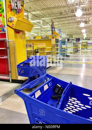 Brookfield, WI, Stati Uniti d'America. 28 GIU, 2018. Toys "R" Us di chiusura, 28 giugno 2018, Brookfield, WI, Toys "R" Us ubicazione Brookfield si chiude con un giorno di anticipo della chiusura obbligatoria di tutti noi posizioni su Venerdì, DianaJ/StockimoNews/Alamy Credito: Diana J./StockimoNews/Alamy Live News Foto Stock
