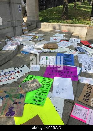 Boston, Stati Uniti d'America. 30 GIU, 2018. Scartato pro immigrazione, anti-Trump segni lasciati alla base del trecentesimo anniversario monumento dopo il rally di immigrazione su Boston Common oggi 30 Giugno 2018. Credito: D Assessore/StockimoNews/Alamy Live News Foto Stock