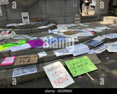 Boston, Stati Uniti d'America. 30 GIU, 2018. Scartato pro immigrazione, anti-Trump segni lasciati alla base del trecentesimo anniversario monumento dopo il rally di immigrazione su Boston Common oggi 30 Giugno 2018. Credito: D Assessore/StockimoNews/Alamy Live News Foto Stock