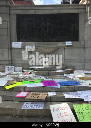 Boston, Stati Uniti d'America. 30 GIU, 2018. Scartato pro immigrazione, anti-Trump segni lasciati alla base del trecentesimo anniversario monumento dopo il rally di immigrazione su Boston Common oggi 30 Giugno 2018. Credito: D Assessore/StockimoNews/Alamy Live News Foto Stock