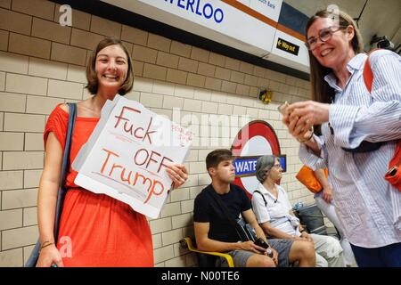 Trump visitare Londra Regno Unito - Venerdì 13 Luglio Anti Trump protester a Waterloo tube station con targhetta in rotta per Whitehall protesta. Foto Stock