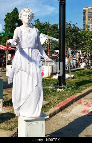 Milwaukee, Stati Uniti d'America, 13 luglio 2018. Bastille giorni a Milwaukee, 13 luglio 2018, Milwaukee, WI, Stati Uniti d'America, la piazza della cattedrale di Milwaukee ospita nuovamente il popolare francese-themed Bastille Days festival, DianaJ/StockimoNews/Alamy Credito: Diana J./StockimoNews/Alamy Live News Foto Stock