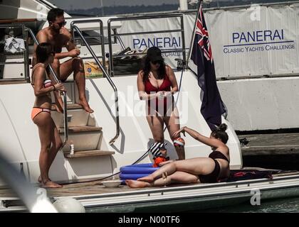 Cowes, Regno Unito, 14 luglio 2018. Regno Unito: Meteo Sunny a Cowes. Yacht Haven Marina, West Cowes. Il 14 luglio 2018. Caldo e soleggiato sull'Isola di Wight oggi. Relax in stile nel West Cowes. Credito: jamesjagger/StockimoNews/Alamy Live News Foto Stock