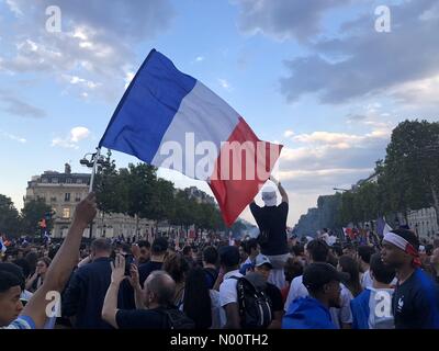 P75008 Parigi, Francia. Il 15 luglio 2018. Parigi Francia celebrazione mondiale di calcio Cul Credito: Vanya Bovajo/StockimoNews/Alamy Live News Foto Stock