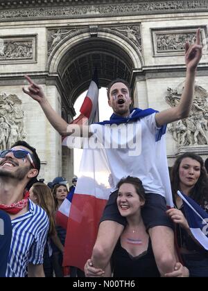 75008 Parigi-8E-Arrondissement, Francia. Il 15 luglio 2018. Francia la celebrazione della Coppa del Mondo di calcio di credito: Vanya Bovajo/StockimoNews/Alamy Live News Foto Stock