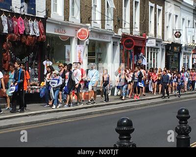 A Notting Hill, Londra, Regno Unito. 17 luglio 2018. Meteo REGNO UNITO: turisti shopping nel sole caldo al Pembridge Road, Notting Hill, Londra. 17 luglio 2018 Credit: Janet Priddle/StockimoNews/Alamy Live News Foto Stock