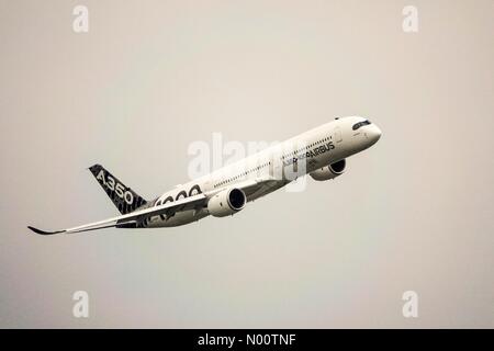 Farnborough Air Show, Farnborough. U.K. Templer Avenue, Farnborough. Il 20 luglio 2018. Una dimostrazione di volo da un Airbus A350 a Farnborough Air Show in Hampshire. Credito: jamesjagger/StockimoNews/Alamy Live News Foto Stock