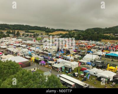 Builth Wells, Powys, Galles. Il 23 luglio 2018. Vista aerea della mostra Terra sul primo giorno del Royal Welsh Show a Builth Wells, Powys, Galles. Foto scattata 9.15am, lunedì 23 luglio 2018. Record di presenze previsto nel corso dei quattro giorni di spettacolo. Credito: Ceri Breeze/StockimoNews/Alamy Live News Foto Stock