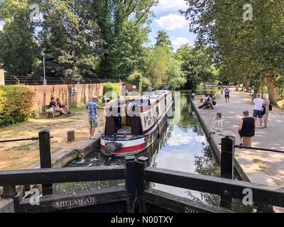 Regno Unito: Meteo Sole e caldo a Guildford. Fiore a piedi, Guildford. Il 25 luglio 2018. Condizioni di caldo torrido attraverso il sud est di oggi. Le persone che si godono il tempo lungo il fiume Wey a Guildford. Credito: jamesjagger/StockimoNews/Alamy Live News Foto Stock