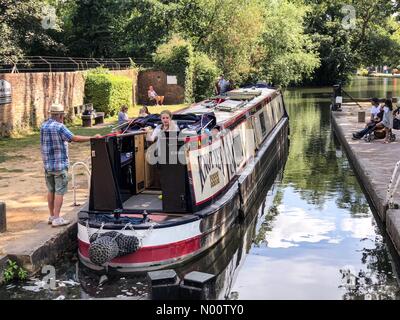 Regno Unito: Meteo Sole e caldo a Guildford. Fiore a piedi, Guildford. Il 25 luglio 2018. Condizioni di caldo torrido attraverso il sud est di oggi. Le persone che si godono il tempo lungo il fiume Wey a Guildford. Credito: jamesjagger/StockimoNews/Alamy Live News Foto Stock