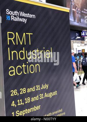 Londra, Regno Unito. 26 Luglio, 2018. RMT azione industriale, Londra Waterloo, Regno Unito. London Waterloo. Il 26 luglio 2018. Ritardi significativi sul sud-ovest i treni oggi come guardie effettuate azioni industriali. La stazione di Waterloo a Londra. Credito: jamesjagger/StockimoNews/Alamy Live News Foto Stock