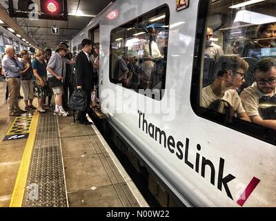 Londra, Regno Unito. Il 27 luglio 2018. I passeggeri a bordo di un occupato di concentrazione Govia treno Thameslink a Londra Blackfriars venerdì 27 luglio 2018 Credit: Louisa Cook/StockimoNews/Alamy Live News Foto Stock