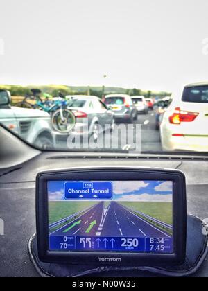 Ashford Channel Tunnel Terminale, Kent, Regno Unito. Traffici esegue il backup su un20 a causa di gravi ritardi per il traffico merci e viaggiatori all'Eurotunnel. Foto Stock