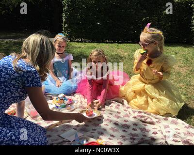 Hampton Court, Greater London, England Regno Unito 28 luglio 2018 Cecily (in rosa) da Londra diventa di sei anni oggi presso i Giardini di Hampton Court Palace. (Scritto il permesso dei genitori concesso) Foto Stock