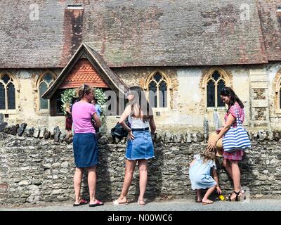 Charlie Van Straubenzee e Daisy Jenks wedding, Frensham, Surrey, Regno Unito. La strada, Frensham. 04 agosto 2018. Ben wishers raccolta per le nozze, Chiesa di Santa Maria, Frensham. Credito: jamesjagger/StockimoNews/Alamy Live News Foto Stock