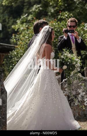 Frensham, UK, 4 agosto 2018. Charlie Van Straubenzee e Daisy Jenks wedding, Frensham, Surrey, Regno Unito. La strada, Frensham. 04 agosto 2018. La sposa, Daisy Jenks, arriva alla chiesa di Santa Maria, Frensham. Credito: jamesjagger/StockimoNews/Alamy Live News Foto Stock