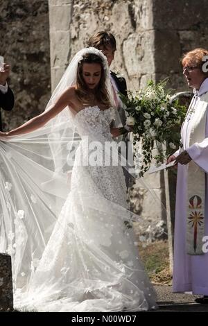 Frensham, UK, 4 agosto 2018. Charlie Van Straubenzee e Daisy Jenks wedding, Frensham, Surrey, Regno Unito. La strada, Frensham. 04 agosto 2018. La sposa, Daisy Jenks, arriva alla chiesa di Santa Maria, Frensham. Credito: jamesjagger/StockimoNews/Alamy Live News Foto Stock