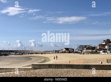 Lyme Regis, Dorset, Regno Unito. Il 7 settembre 2018. Regno Unito Meteo. Bella e luminosa mattina di settembre sulla spiaggia a Lyme Regis. Credito: Celia McMahon/Alamy Live News. Credito: Celia McMahon/StockimoNews/Alamy Live News Foto Stock