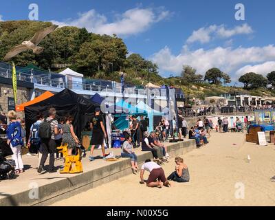 Lyme Regis, Dorset, Regno Unito. Il 9 settembre 2018. Regno Unito: meteo folla gregge di Lyme Regis per godersi il sole di settembre e l annuale Hix Food festival di rocce. Credito: Celia McMahon/Alamy Live News. Credito: Celia McMahon/StockimoNews/Alamy Live News Foto Stock