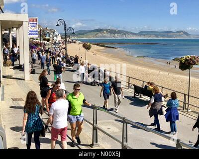 Lyme Regis, Dorset, Regno Unito. Il 9 settembre 2018. Regno Unito: meteo folla gregge di Lyme Regis per godersi il sole di settembre e l annuale Hix Food festival di rocce. Credito: Celia McMahon/Alamy Live News. Credito: Celia McMahon/StockimoNews/Alamy Live News Foto Stock