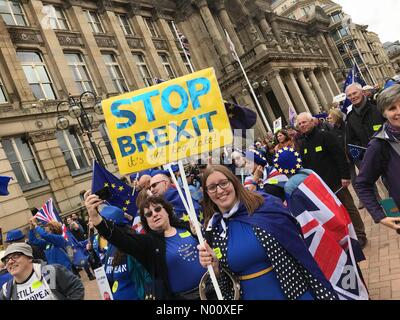 Anti Brexit dimostrazione - Birmingham Regno Unito - Domenica 30 settembre 2018 Pro UE dimostranti protestano in Victoria Square Foto Stock