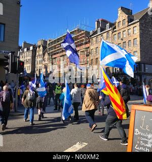 Edinburgh, Regno Unito. 6 ottobre 2018. Sì gli attivisti che arrivano sul Royal Mile di Edimburgo. Credito: barronr/StockimoNews/Alamy Live News Foto Stock