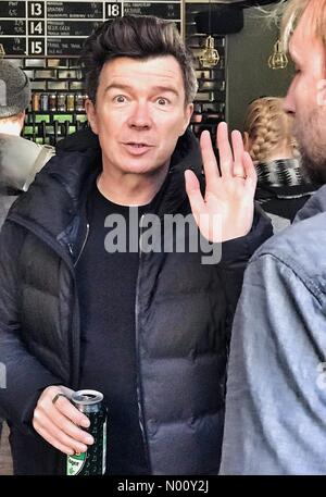 Londra, Regno Unito. 19 ott 2018. Rick Astley all'apertura del nuovo Mikkeller Bar in Shoreditch, Londra. Il 19 ottobre 2018 Credit: Neil Juggins/StockimoNews/Alamy Live News Foto Stock